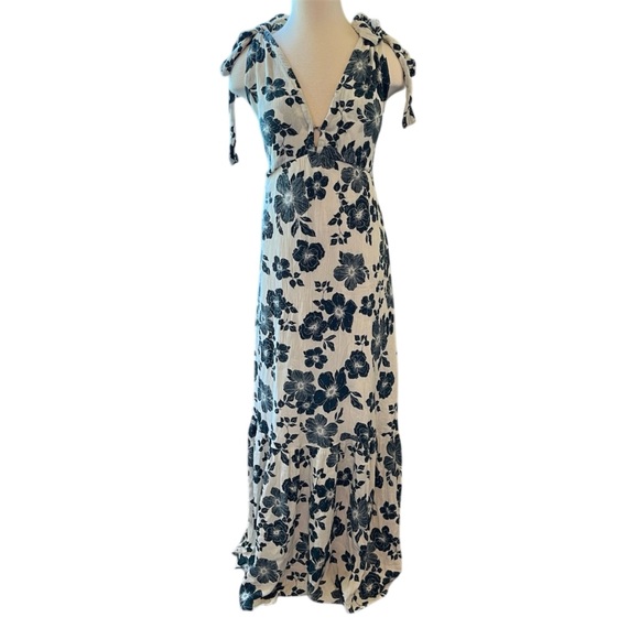 Abercrombie & Fitch Dresses & Skirts - SOLD ON DEPOP Abercrombie & Fitch V-Neck Maxi Sundress